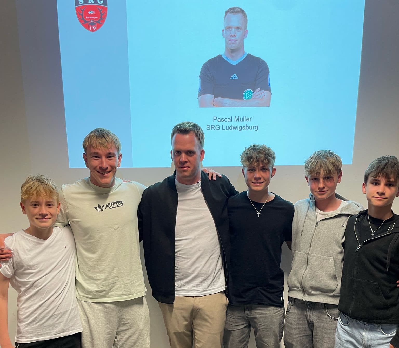 Schiedsrichter-Team SV Walddorf auf Schiedsrichterlehrgang zum Thema VAR mit Pascal Müller