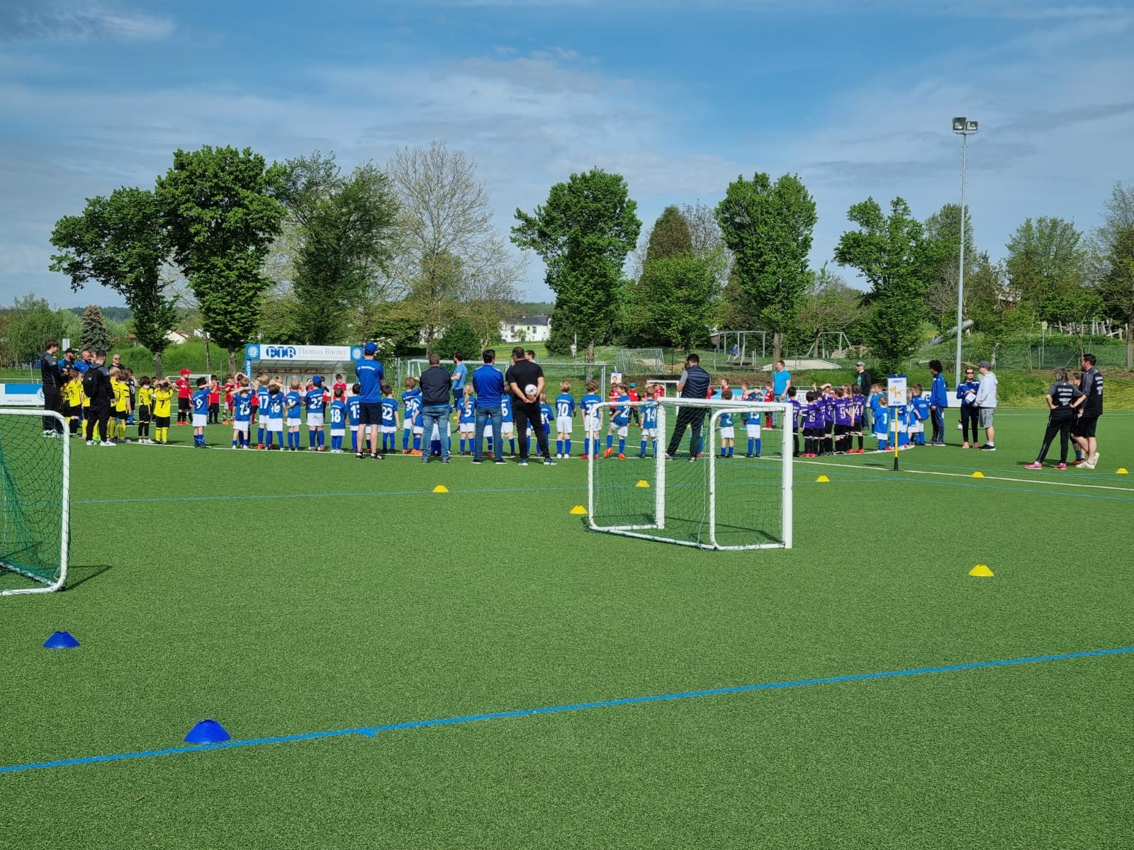 Gemeinsames Aufwärmen am Mittelkreis