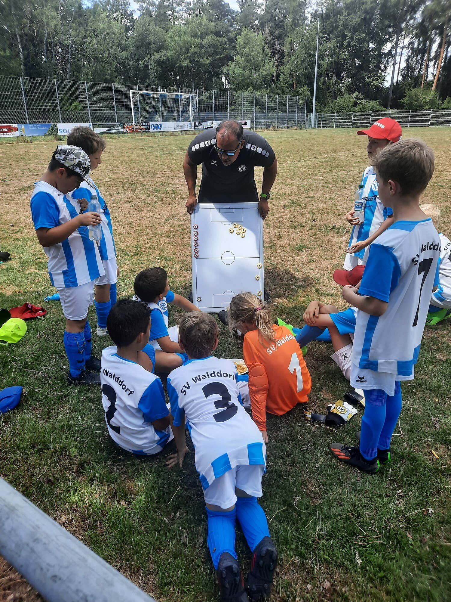 Taktikbesprechung mit Cheftrainer Daniel