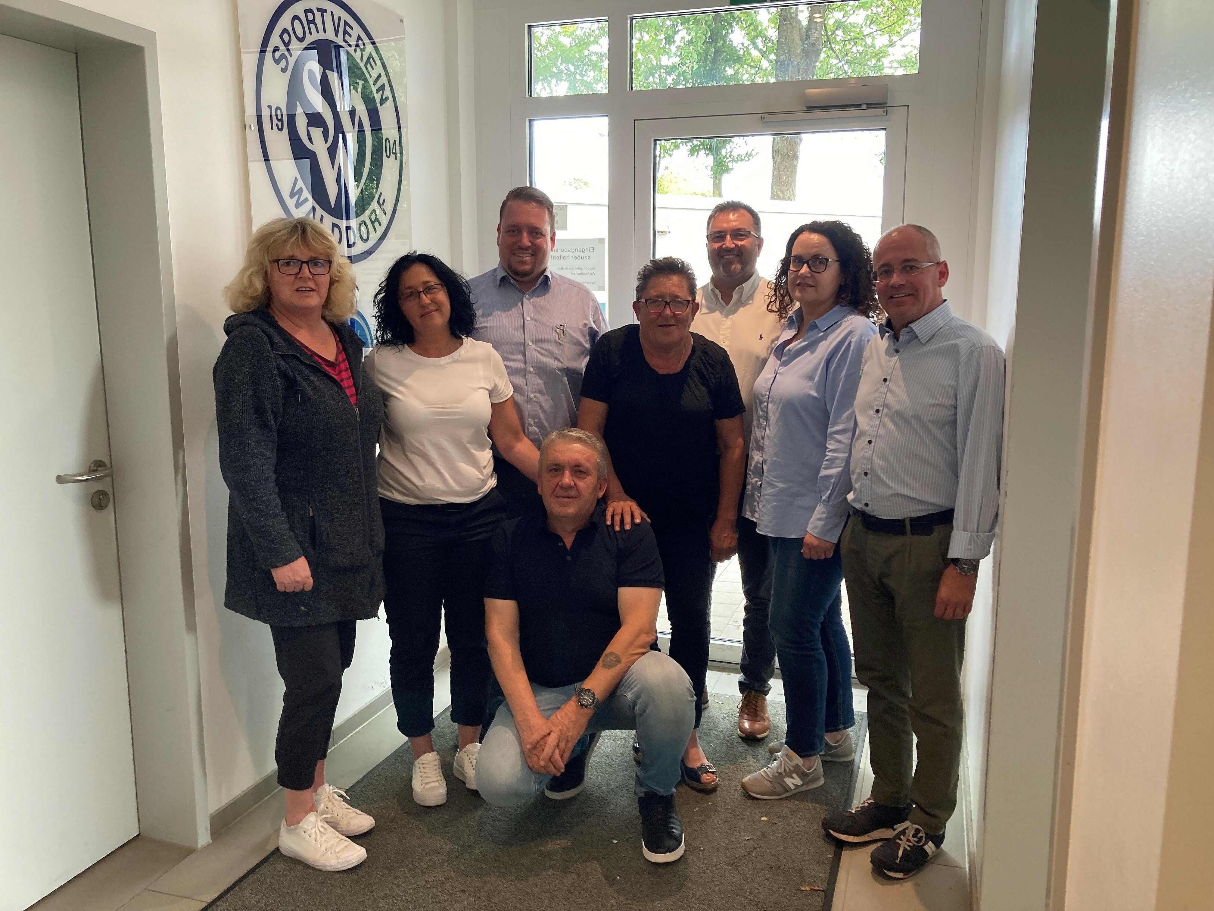 2. Vorstandsvorsitzende Andrea Speier und Finanzvorstand Martin Bayer mit Pächterin Rahela Bakic Cackovic und ihrem Team