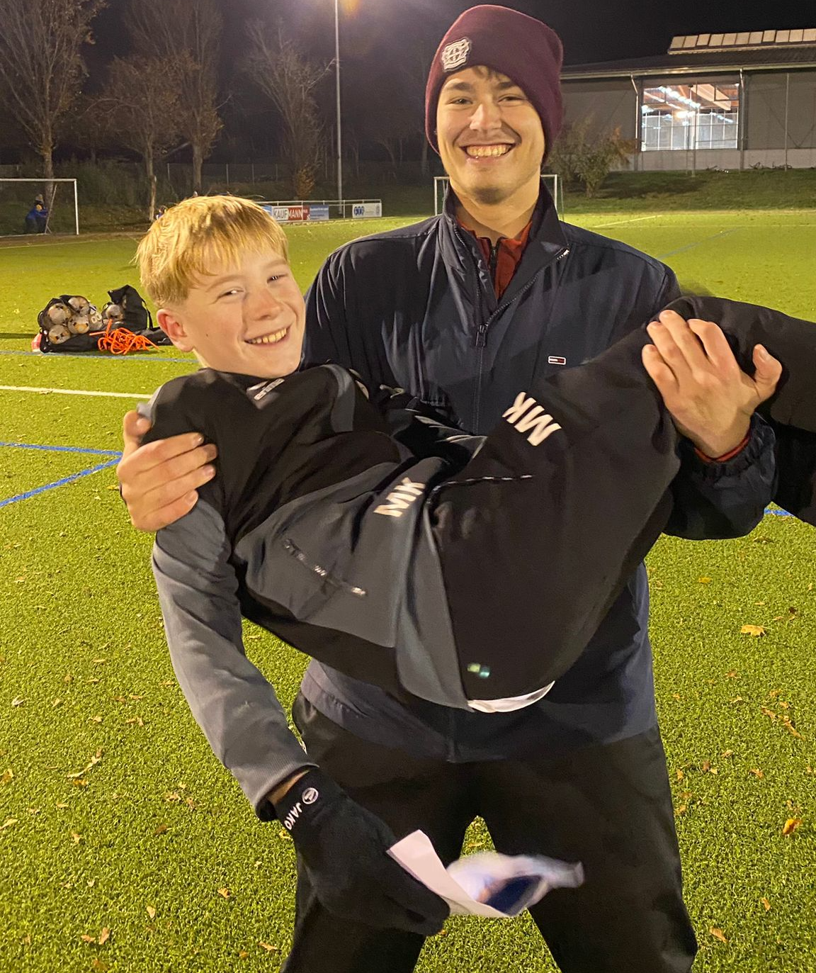 Unsere älteren Jugendspieler tragen unsere jüngeren gerne mal auf Händen. Timo Thomas und Mika Kittelmann dürfen sich über einen Gutschein von Schreibwaren Erdem Cakir freuen.