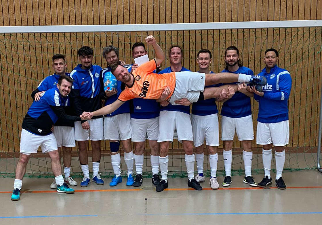 Siegerfoto mit Pokal