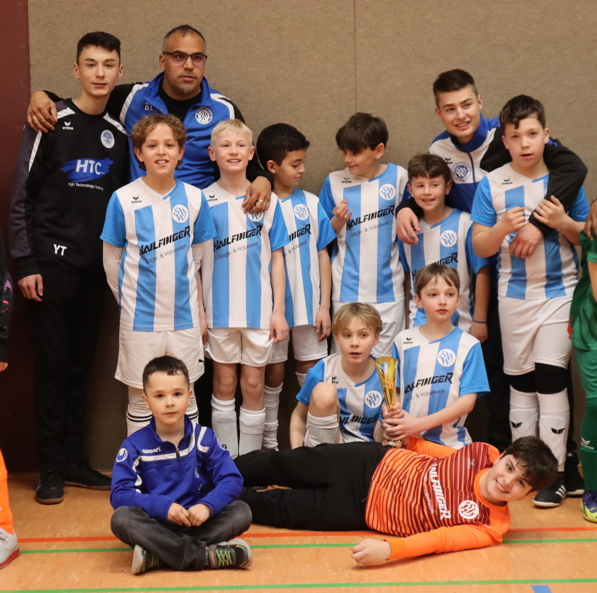 Zu guter letzt präsentieren die E-Junioren ihren Pokal