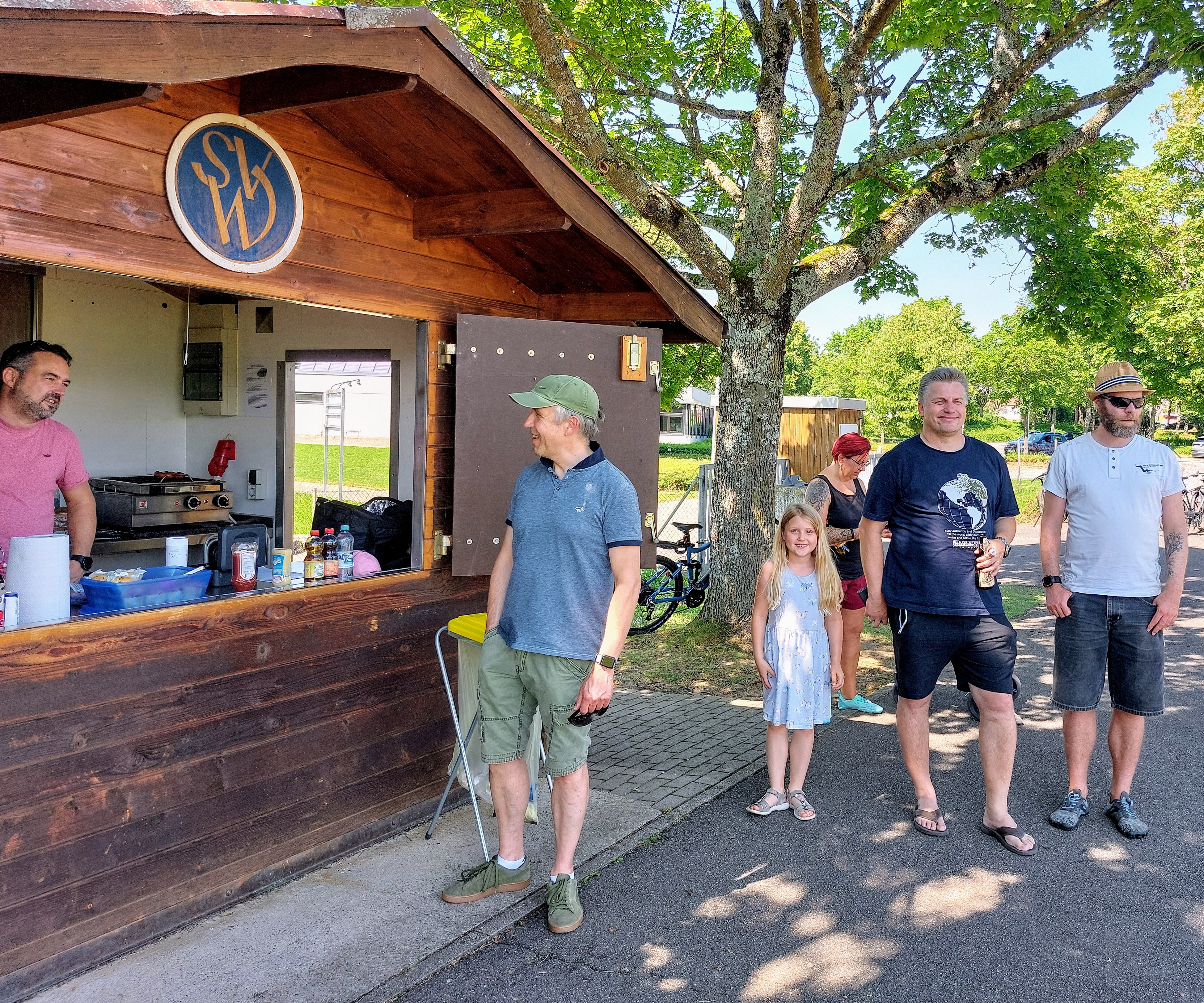 Beste Laune neben dem Spielfeld